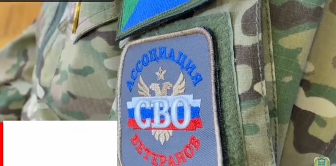 Взгляд сквозь прицел искусства: в Хабаровске создали десятки портретов героя СВО Артёма Бельского